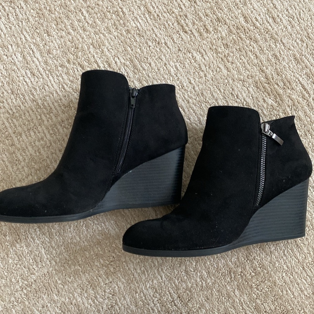 Like new faux suede black booties